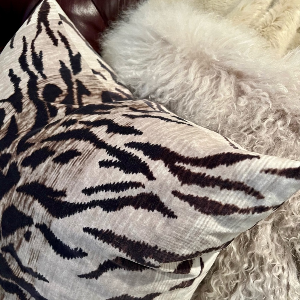 Z Gallerie 100% Mongolian Curly Fur Pillow With Insert Brand New With Tag  🐚